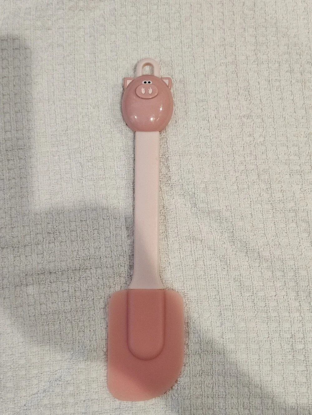 Jo!e pink pig tongs, timer, frosting spatula and very small spatula.